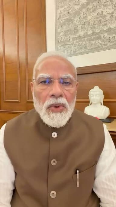 वन्दे भारत लाइव न्यूज़ : प्रधानमंत्री नरेंद्र मोदी ने छात्रों की मेहनत की सुरक्षा और #विकसितभारत की मजबूत नींव के लिए पारदर्शी, प्रौद्योगिकी-संचालित परीक्षा प्रणाली, पेपर लीक के खिलाफ सख्त कानून और परीक्षा माफियाओं पर कड़ी कार्रवाई को प्रमुखता दी। उन्होंने कहा कि सरकार निष्पक्ष और विश्वसनीय परीक्षा व्यवस्था सुनिश्चित करने के लिए प्रतिबद्ध है।