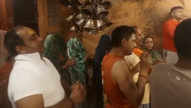 मनकामेश्वर धाम में उमड़ी श्रद्धालुओं की भीड़
प्रयागराज, बारा। सावन मास के दूसरे दिन शुक्रवार को लालापुर स्थित प्रसिद्ध मनकामेश्वर धाम में भोर चार बजे से ही श्रद्धालुओं का तांता लग गया। भगवान भोलेनाथ के जलाभिषेक और पूजन-अर्चन के लिए दूर-दराज से पहुंचे भक्तों ने 'हर-हर महादेव' के जयघोष के साथ दर्शन किए। कालिंदी नदी तट पर स्थित इस प्राचीन धाम में दिनभर भक्तिमय माहौल बना रहा। सावन के चलते आने वाले दिनों में श्रद्धालुओं की संख्या और बढ़ने की संभावना है।