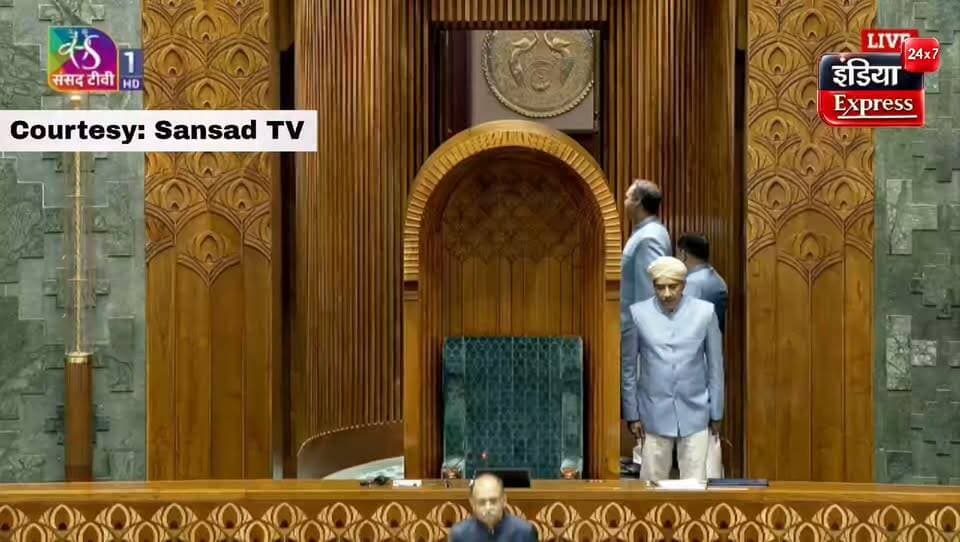 लोकसभा में कार्यवाही शुरू होते ही विपक्ष का हंगामा।