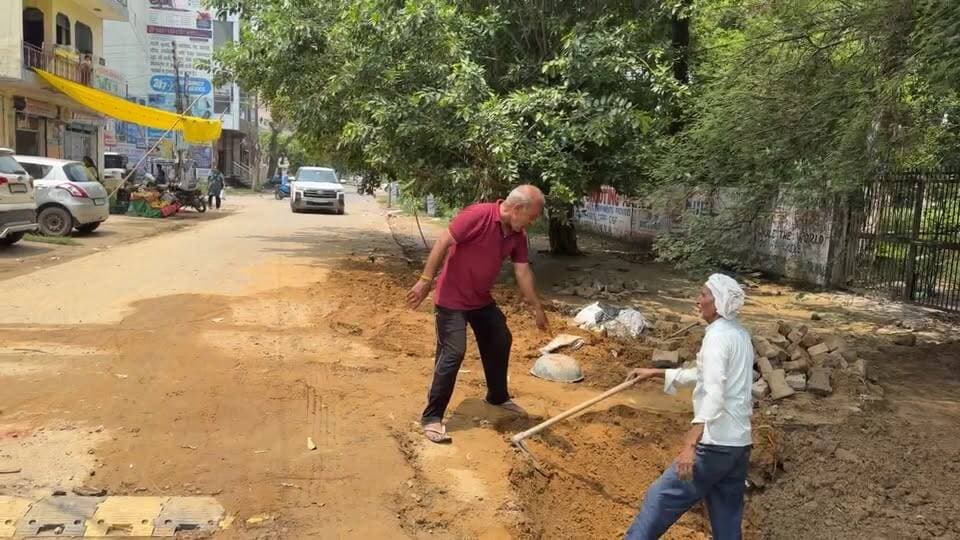 पलवल की न्यू कॉलोनी में फिर लीक हुई अडानी गैस पाइपलाइन, दो दिन में दूसरी घटना से लोगों में दहशत
#Palwal
#PalwalNews
#HaryanaNews
#GasLeak
#AdaniGas
#BreakingNews
#PublicSafety
#NewColonyPalwal
#LocalNews