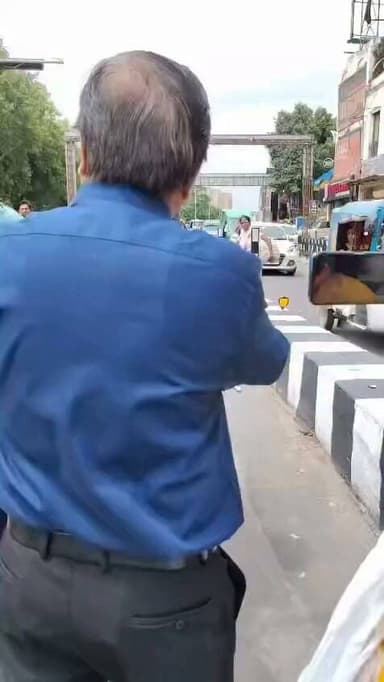 #लखनऊ : फर्जी '#PRESS' लिखी गाड़ियों और संदिग्ध फर्जी पत्रकारों पर चला अभियान
#हजरतगंज में पुलिस ने 'PRESS' लिखी गाड़ियों की सघन जांच की। अभियान के दौरान स्वयं को #पत्रकार बताने वाले लोगों से उनके समाचार संस्थान, पहचान पत्र, कार्यक्षेत्र और पत्रकारिता से जुड़ी गतिविधियों के बारे में पूछताछ की गई। संदिग्ध मामलों में दस्तावेजों का #सत्यापन भी कराया गया।
देखिए, हजरतगंज में चला फर्जी पत्रकारों और फर्जी 'PRESS' लिखी गाड़ियों के खिलाफ अभियान का वीडियो।