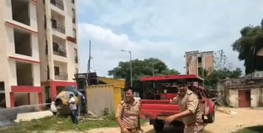 🚨 ब्रेकिंग न्यूज़ | देवरिया
पुलिस लाइन परिसर में खड़ी कार में अचानक लगी आग
#देवरिया पुलिस लाइन परिसर में खड़ी एक कार में शुक्रवार को अचानक आग लग गई। वाहन से धुआं उठता देख परिसर में अफरा-तफरी मच गई। सूचना मिलते ही स्थानीय लोग और संबंधित टीम तत्काल मौके पर पहुंची और आग बुझाने का प्रयास शुरू किया।
समय रहते आग पर काबू पा लिया गया, जिससे आसपास खड़े अन्य वाहनों को सुरक्षित बचा लिया गया। घटना में किसी के हताहत होने की सूचना नहीं है।
फिलहाल पुलिस आग लगने के कारणों की जांच कर रही है। प्रारंभिक तौर पर शॉर्ट सर्किट सहित अन्य संभावित कारणों की पड़ताल की जा रही है।
