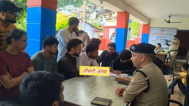 पौड़ी के उत्तरा केयर में प्रसूता और नवजात की मौत के बाद मामला तूल पकड़ता नजर आ रहा है। घटना से आक्रोशित परिजनों ने कोतवाली पौड़ी पहुंचकर चिकित्सकीय लापरवाही का आरोप लगाते हुए लिखित शिकायत दर्ज कराई है। परिजनों ने मामले की निष्पक्ष जांच कर दोषियों के खिलाफ कड़ी कार्रवाई की मांग की है। वहीं पुलिस ने शिकायत के आधार पर मामले की जांच शुरू कर दी है।