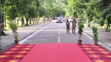 मुख्यमंत्री पुष्कर सिंह धामी पहुंचे रुद्रपुर के कलेक्ट्रेट, शहीद ऊधम सिंह की प्रतिमा का किया अनावरण