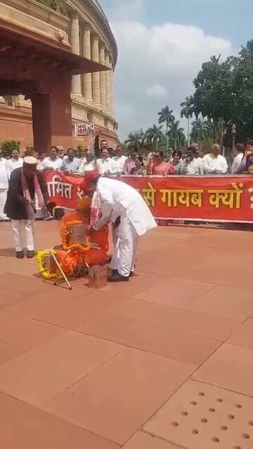 संसद में विपक्ष का विरोध प्रदर्शन, पुजारी बने पप्पू यादव दानपात्र लेकर 'भागे'
नई दिल्ली – संसद में आज विपक्ष ने सरकार के खिलाफ अनोखे अंदाज में विरोध जताया।
इस दौरान एक शॉर्ट प्ले किया गया जिसमें सांसद पप्पू यादव पुजारी की भूमिका में नजर आए। राहुल गांधी ने चंदा दानपात्र में पैसा डाला और पुजारी ने अयोध्या के सांसद के पैर भी छुए।
प्ले के अंत में पुजारी बने पप्पू यादव दानपात्र लेकर वहां से चले गए, जिससे पूरे सदन में हंगामा और नारेबाजी देखने को मिली।
विपक्ष का कहना है कि यह प्रदर्शन मौजूदा मुद्दों को लेकर सरकार का ध्यान खींचने के लिए किया गया।
`#Parliament #PappuYadav #RahulGandhi #OppositionProtest #Sansad`