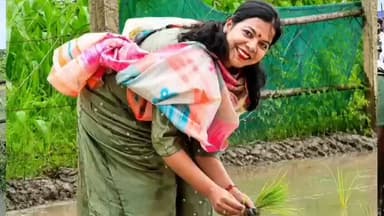 #अरवल के पूर्व जिलाधिकारी सह हाजीपुर जिलाधिकारी वर्षा सिंह ने हाजीपुर में की धान की रोपनी करते हुए seemore...