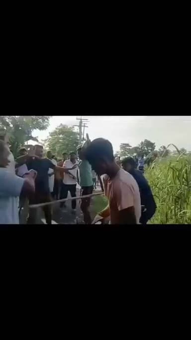 #LakhimpurKheri: चकमार्ग विवाद की जांच के दौरान बवाल, लेखपाल के सामने चलीं लाठियां
लखीमपुर खीरी के थाना सिंगाही क्षेत्र के गांव चिल्लापुरवा में चकमार्ग पर अतिक्रमण की शिकायत की जांच करने पहुंचे लेखपाल की मौजूदगी में जमकर मारपीट हो गई। विवाद के दौरान दोनों पक्षों के बीच लाठियां चलने लगीं, जिसका वीडियो भी सामने आया है।
हालात बिगड़ते देख लेखपाल और उनके मुंशी ने किसी तरह मौके से निकलकर अपनी जान बचाई। मारपीट में पूर्व प्रधान और उनके बेटे के सिर में गंभीर चोटें आई हैं।
घटना के बाद क्षेत्र में तनाव का माहौल है। मामले में पुलिस जांच कर रही है और आगे की कार्रवाई जारी है।
#BreakingNews #LakhimpurKheri #Singahi #LandDispute #ViralVideo #UPNews