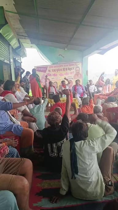 गढ़चपा (मानिकपुर), चित्रकूट।
पृथक #बुंदेलखंड राज्य निर्माण की मांग को लेकर संयुक्त मोर्चा के तत्वावधान में आयोजित "गांव-गांव पदयात्रा" का काफिला रविवार को ग्राम पंचायत गढ़चपा, विकासखंड मानिकपुर, जनपद #चित्रकूट पहुंचा।
#लाइव #live #Update