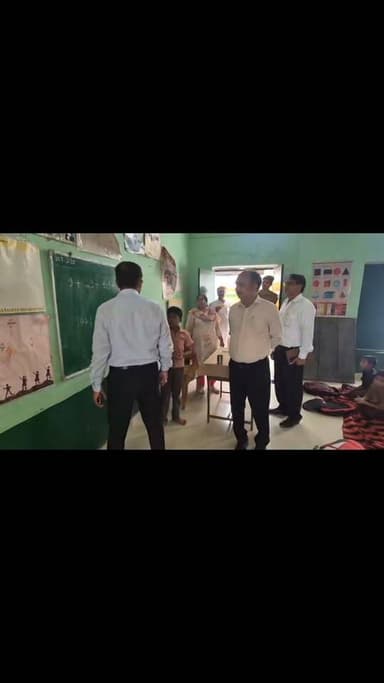 प्राथमिक विद्यालय कुकुरगांव पहुंचे जिलाधिकारी, बच्चों की शैक्षणिक गुणवत्ता परखी!!