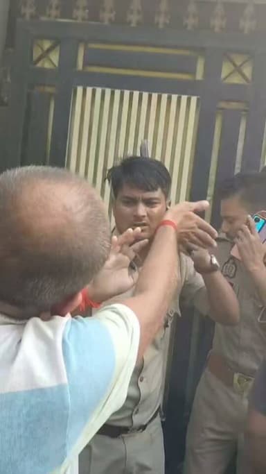 अनियंत्रित कार हादसे के बाद हंगामा: उग्र भीड़ से चालक को पुलिस ने कड़ी मशक्कत से बचाया!
🚨 बलिया में दर्दनाक सड़क हादसा: तेज रफ्तार कार ने 2 को रौंदा, 1 की मौत!
सुखपुरा थाना क्षेत्र के NH-727B (धरहरा चट्टी) पर अनियंत्रित स्विफ्ट डिजायर कार ने दो लोगों को जोरदार टक्कर मार दी।
🔹 हादसे में अपडेट:
• मृतक: अजय गुप्ता (निवासी धरहरा)
• गंभीर घायल: सुरेश पाण्डेय (हालत गंभीर, वाराणसी रेफर)
स्थानीय लोगों ने कार चालक को पकड़कर पुलिस के हवाले किया (नशे में गाड़ी चलाने का आरोप)। हादसे से गुस्साए ग्रामीणों ने सड़क जाम किया, वहीं मौके पर पहुँची पुलिस ने स्थिति संभाली और चालक को हिरासत में लेकर कार्रवाई शुरू कर दी है।
#Ballia #AccidentNews #BalliaPolice #RoadSafety #UPNews