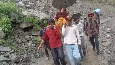 जान जोखिम में डालकर ग्रामीण बीमार महिला को डंडी-कंडी के सहारे फिताड़ी के रेक्चा से विकास की गंगा को पार कर अस्पताल पहुंचाते ग्रामीण।