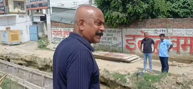 लखीमपुर खीरी। आवास विकास नहर पटरी के किनारे हो रहे नाला निर्माण में भारी भ्रष्टाचार को लेकर सदर विधायक योगेश वर्मा आग बबूला हैं। वह आज दूसरे दिन फिर मौके पर पहुंचे और अपना दर्द बयां किया विधायक बोले लोगों के घरों में पानी भर रहा है हर जगह से नाला लीकेज है। 5 महीने बीत चुके हैं अभी भी नाले का निर्माण नहीं हो पाया है। हमारे पास समाधान के लिए जनता का फोन आता है। जनता परेशान है हम लोग जाए तो किसके पास जाएं ,कोई सुनने वाला नहीं है।
बता दे की आवास विकास में नहर पटरी के किनारे लाखों रुपयों की लागत से नाले का निर्माण हो रहा है निर्माण कौन कर रहा है ठेका किस संस्था के पास है यह अभी साफ नहीं हो पा रहा है,2 दिन से भाजपा विधायक मौके पर जाकर अधिकारियों को फोन कर रहे हैं लेकिन कोई सुनने वाला नहीं है आज विधायक ने नाले का पानी खुलवा दिया जिससे लोगों के घरों में भर रहा गंदा पानी निकल सकेगा। फिलहाल बड़ा सवाल यही है कि अधिकारियों की हर धर्मिता के सामने विधायक को भी जन कार्य के लिए गिड़गिड़ाना पड़ रहा है #highlightseveryone #followerseveryone #paliakalan #LakhimpurKheri