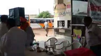 "जब बीच बजरिया तूने मेरी पकड़ी.."
UP- मेरठ के सरकारी बस अड्डे पर ड्राइवर पदम सिंह आज रिटायर हुए
उनकी बेहतरीन सेवाओं के लिए ड्राइवर संघ ने नृत्यांगना का रंगारंग डांस करवाया
चारों ओर माहौल खुशी से भर गया #highlightseveryone #followerseveryone #LakhimpurKheri