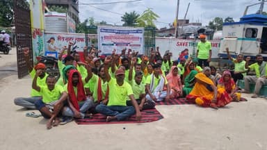 बेनीपट्टी नगर पंचायत के आउटसोर्सिंग सफाई कर्मियों का अनिश्चितकालीन धरना शुरू, कामकाज हो रहा प्रभावित