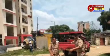 ब्रेकिंग: देवरिया पुलिस लाइन में खड़ी कार में लगी आग, धुआं उठते ही मचा हड़कंप
देवरिया। देवरिया पुलिस लाइन परिसर में शुक्रवार को उस समय हड़कंप मच गया, जब UP-52 BZ-1234 नंबर की एक चार पहिया गाड़ी से अचानक धुआं उठने लगा और देखते ही देखते उसमें आग लग गई।
घटना की सूचना मिलते ही स्थानीय लोग और संबंधित टीम मौके पर पहुंची तथा आग बुझाने का प्रयास शुरू किया गया। समय रहते आग पर काबू पाने की कोशिश की गई, जिससे आसपास खड़े अन्य वाहनों तक आग फैलने से रोका जा सके।
पुलिस के अनुसार, आग लगने के कारणों का फिलहाल पता नहीं चल सका है। मामले की जांच की जा रही है और यह पता लगाया जा रहा है कि आग शॉर्ट सर्किट, तकनीकी खराबी या किसी अन्य वजह से लगी।