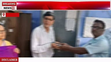 অবসর গ্রহনের দিনে মিড ডে মিলের রাঁধুনিদের নতুন বস্ত্র দিলেন শিক্ষক