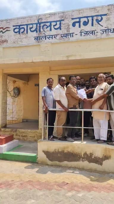 बालेसर में आवारा पशुओं का आतंक, ग्रामीणों ने ज्ञापन सौंपा