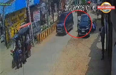 बदमाशों ने पंक्चर की कार, स्टेपनी बदलता रहा मालिक, तब तक गेट खोलकर उड़ा दिया 10 लाख रुपये से भरा बैग👇
प्रॉपर्टी डीलर अजय कुमार अपनी कार से न्यू हाउसिंग बोर्ड कॉलोनी की ओर जा रहे थे। उनकी कार सिद्ध नगर स्थित श्रीराम पैलेस के सामने पहुंची, तभी बदमाशों ने सड़क पर नुकीली चीज डालकर कार का पहिया पंक्चर कर दिया। अजय अपने एक दोस्त के साथ मिलकर स्टेपनी लगाने लगा, इसी दौरान पहले से घात लगाए एक बदमाश ने कार का गेट खोला और उसमें रखा बैग पार कर दिया। बैग में 10 लाख रुपये रखे थे। सीसीटीवी फुटेज के हिसाब से बदमाश ने एक बार प्रयास किया, लेकिन वह बैग चोरी करने में नाकामयाब रहा। इसके बाद दूसरी बार मे उसने बैग उड़ा दिया।