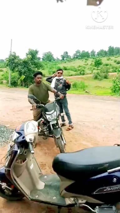 यह वीडियो शाहनगर विकासकों के खम्हरिया स्कूल का बताया जा रहा है।जिसमें एक युवक एक शिक्षक को शराब के नशे में बता रहा है।
