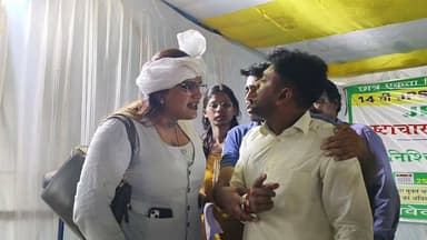 JLKM नेत्री और छात्र