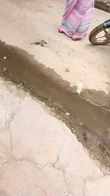 हमीरपुर में दबंगों ने एक पक्ष पर जमकर भांजी लाठियां, पति पत्नी और बेटे के साथ की जमकर मारपीट, मारपीट का वीडियो सोशल मीडिया में हो रहा वायरल, पीड़ित पक्ष ने थाने पहुंचकर दी तहरीर, मामला मुस्करा थानाक्षेत्र के बंडवा गांव का। @Uppolice @ADGZonPrayagraj