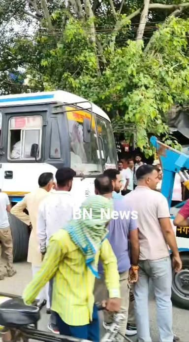 🚨 पार्किंग नहीं... सीधा क्रेन!
बहरोड़ में रोडवेज बस तक उठाने पहुंची क्रेन का लोगों ने किया विरोध। आधे घंटे तक हाई वोल्टेज हंगामा, बढ़ते विरोध के बीच छोड़नी पड़ी बस।
आखिर शहर में पार्किंग की जिम्मेदारी किसकी?
#बहरोड़ #Breaking #BNNews #ParkingIssue