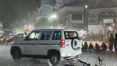 🌧️ झमाझम बारिश... फिर भी चक्काजाम जारी!
मंदसौर के जागरूक नागरिकों को सलाम। तेज बारिश भी अपने हक की आवाज़ बुलंद करने का उत्साह नहीं रोक पाई। जनहित की इस लड़ाई में लोगों का जज़्बा देखने लायक रहा।
#मंदसौर #चक्काजाम #विरोध_प्रदर्शन #जनआंदोलन #जनहित #मूसलाधार_बारिश #मंदसौर_समाचार #मध्यप्रदेश #यशस्वी_दुनिया