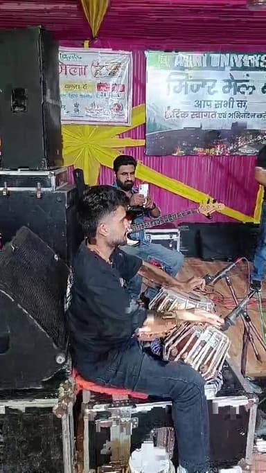 जमानाबाद मिंजर मेले में आयोजित पहली सांस्कृतिक संध्या के दौरान धमाकेदार प्रस्तुति देते गायक नीतीश मेहरा
#Live with सुमन महाशा