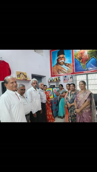 भारतीय किसान संघ की जिला बैठक सम्पन्न, 30 सितंबर को दिल्ली में होने वाले राष्ट्रीय महिला किसान सम्मेलन की तैयारियों पर बनी रूपरेखा
चित्तौड़गढ़। भारतीय किसान संघ की जिला महिला बैठक का आयोजन सांवलियाजी (भादसोड़ा) में जिला महिला प्रमुख भारती वैष्णव की अध्यक्षता में किया गया। बैठक में आगामी 30 सितंबर 2026 को नई दिल्ली में आयोजित होने वाले राष्ट्रीय महिला किसान सम्मेलन में चित्तौड़गढ़ जिले से अधिकाधिक महिला किसानों की भागीदारी सुनिश्चित करने को लेकर विस्तृत चर्चा की गई।
जिला महिला प्रमुख भारती वैष्णव ने बताया कि राष्ट्रीय स्तर पर आयोजित होने वाले इस सम्मेलन में चित्तौड़गढ़ जिले की प्रत्येक तहसील से महिला किसान भाग लेंगी। सम्मेलन की तैयारियों को लेकर आयोजित बैठक में सभी तहसीलों की महिला पदाधिकारियों को आवश्यक दिशा-निर्देश दिए गए तथा उनकी जिम्मेदारियां तय की गईं।
बैठक में किसानों की विभिन्न समस्याओं एवं मांगों पर भी विस्तार से चर्