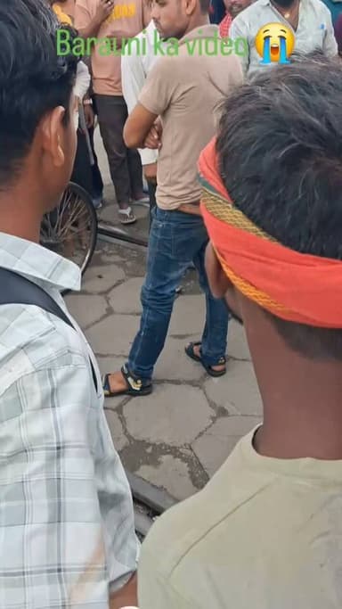बेगूसराय में बरौनी ढाला के पास ट्रेन के आगे खड़ा हो गया युवक ड्राइवर को रोकने पर ट्रेन