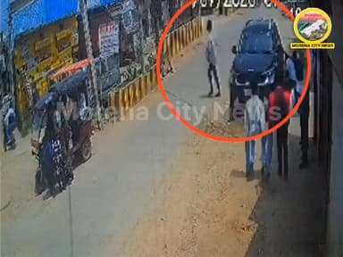 मुरैना में 10 लाख की चोरी: कार पंचर कर बदमाशों ने उड़ाया कैश, एक आरोपी गिरफ्तार, दो फरार, सीसीटीवी फुटेज आया सामने
मुरैना: कोतवाली थाना क्षेत्र के परशुराम कॉलोनी मोड़ पर दिनदहाड़े कार से 10 लाख रुपये से भरा बैग चोरी हो गया। श्री जी ग्रुप के संचालक अजय कुमार खेत का एडवांस देने जा रहे थे, तभी कार का टायर पंचर होने पर वे टायर बदलने लगे। इसी दौरान एक युवक कार से कैश से भरा बैग लेकर फरार हो गया।
पूरी वारदात सीसीटीवी में कैद हुई है। सीएसपी दीपाली चंदौरिया ने बताया कि पुलिस टीम आरोपियों की तलाश में जुटी है और कुछ संदिग्धों से पूछताछ की जा रही है।
https://morenacitynews.com/archives/2390