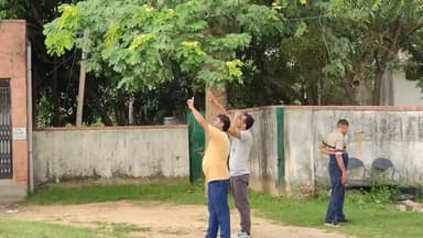 पानी की टंकी पर चढ़ा एक युवक पेट्रोल की बोतल हाथ में लेकर चढ़ा टंकी पर #live #viral #tanki #pani