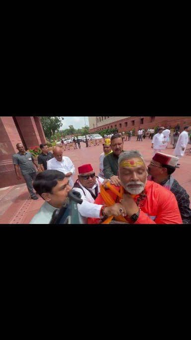🚨 #संसद के बाहर #पप्पू_यादव से #धक्का_मुक्की! #घसीटा
#अवधेश_प्रसाद और पप्पू यादव आमने-सामने! संसद परिसर में हाई वोल्टेज सियासी घमासान, देखिए पूरा मामला।
#BreakingNews #PappuYadav #AwadheshPrasad #Parliament #RTNewsHindi
