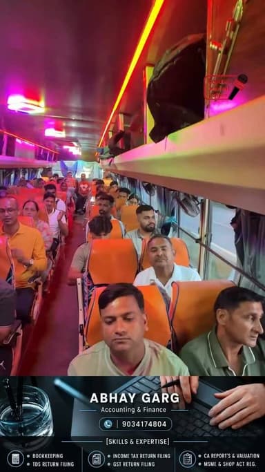 श्रद्धालु मां की भक्ति में भजन कीर्तन के साथ मस्ती करते हुए मां वैष्णो देवी के दर्शन करने निकले
