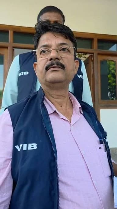 50 हजार रिश्वत लेते औरंगाबाद जिला के रिसियप थाने के SI गिरफ्तार
विजिलेंस ने बिछाया था जाल, केस में राहत देने के नाम पर मांग रहे थे 1 लाख