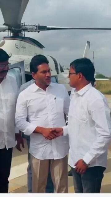 బెంగళూరులోనిజక్కూరు ఎయిర్పోర్ట్ లోశుక్రవారంమాజీ సీఎం జగన్ ని అధికారప్రతినిధి గంటనరహరి కుల్లాయి బాబు