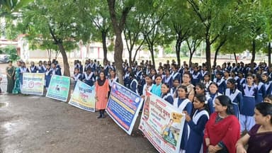 कलेक्टर श्री इंद्रजीत एस. चंद्रवाल के निर्देश एवं जिला कार्यक्रम अधिकारी श्री पी.आर. खुटेल के मार्गदर्शन में महिला एवं बाल विकास विभाग द्वारा बेटी बचाओ बेटी पढ़ाओ योजना के अंतर्गत शासकीय हाई स्कूल बढ़ाई टोला में साइबर सुरक्षा जागरूकता एवं करियर मार्गदर्शन कार्यक्रम आयोजित किया गया।
कार्यक्रम में छात्र-छात्राओं को