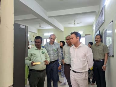 जिले के छुईखदान स्थित रानी अवंती बाई लोधी कृषि महाविद्यालय परिसर में पान अनुसंधान केंद्र का शुभारंभ किया गया। इस अवसर पर कलेक्टर श्री इंद्रजीत सिंह चन्द्रवाल एवं जिला पंचायत के मुख्य कार्यपालन अधिकारी (सीईओ) श्री प्रेम कुमार पटेल सहित जनप्रतिनिधि, अधिकारीगण, कृषि वैज्ञानिक तथा अन्य गणमान्य नागरिक उपस्थित रहे।
#kcgdistrict #kcgdistt #kcgcollector #पानी_की_खेती