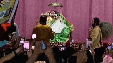 यह रहा एक अधिक भक्तिमय और भावपूर्ण लेख:
🌸 श्रावण मास के तृतीय दिवस शनिवार का परम पावन सौभाग्य 🌸
जय श्री राधे! 🙏
आज श्रावण मास के तृतीय दिवस, शनिवार को श्रीधाम बरसाना में श्रीजी राधारानी की पावन परिक्रमा करने तथा ब्रह्ममुहूर्त में आयोजित दिव्य मंगला आरती के अलौकिक दर्शन करने का परम सौभाग्य प्राप्त हुआ।
मंदिर परिसर में गूंजते "राधे-राधे" के मधुर जयघोष, घंटों और शंखनाद की पावन ध्वनि, तथा भक्ति से सराबोर वातावरण ने मन, बुद्धि और आत्मा को अद्भुत शांति एवं आनंद से भर दिया। श्रीजी राधारानी के दिव्य स्वरूप के दर्शन कर हृदय भाव-विभोर हो उठा और ऐसा अनुभव हुआ मानो स्वयं बरसाना धाम की कृपा बरस रही हो।
राधारानी के श्रीचरणों में यही प्रार्थना है कि वे समस्त भक्तों पर अपनी असीम कृपा बनाए रखें, सभी के जीवन में सुख, शांति, समृद्धि और भक्ति का प्रकाश फैलाएँ तथा सभी को सदैव अपने श्रीचरणों की सेवा और दर्शन का सौभाग्य प्रदान करें।
🌺 जय जय श्री राधे! राधे-राधे! 🌺