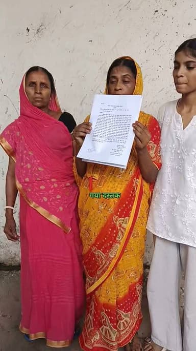 'दुर्घटना नहीं, सुनियोजित हत्या हुई': डीलर संघ अध्यक्ष की पत्नी ने उठाए गंभीर सवाल, SSP को आवेदन देकर मृतक की बेटी ने CID/CBI जांच की मांग की, कहां- हमारे पिता को सड़क दुर्घटना नहीं बल्कि किसी ने गला दबाकर मारा
गया। गया जिले के बेलागंज थाना क्षेत्र में डीलर संघ के प्रखंड अध्यक्ष सुजीत कुमार पासवान की मौत का मामला अब तूल पकड़ता जा रहा है। मृतक की पत्नी रेखा देवी ने शुक्रवार को एसएसपी सुशील कुमार को आवेदन देकर बेलागंज थाना कांड संख्या 477/26 की सीआईडी या सीबीआई से जांच कराने की मांग की है।
उनका आरोप है कि यह कोई सड़क दुर्घटना नहीं, बल्कि सुनियोजित हत्या है और पूरे मामले की निष्पक्ष जांच कर दोषियों को सजा दिलाई जानी चाहिए। मृतक की पत्नी रेखा देवी ने अपने आवेदन में कहा है कि 16 जुलाई 2026 को उनके पति सुजीत कुमार पासवान किसी काम से निकले थे। दोपहर करीब 2:12 बजे उनकी बेटी की अपने पिता से फोन पर बातचीत हुई थी। बातचीत के दौरान किसी व्यक्ति से तीखी नोकझोंक होने की बात सुनाई दी, जिसके बाद उनका मोबाइल बंद हो गया।
इसके बाद परिजनों का उनसे कोई संपर्क नहीं हो सका।
परिजनों का आरोप है कि बाद में सूचना मिली कि सुजीत कुमार गंभीर रूप से घायल अवस्था में मिले हैं। उन्हें इलाज के लिए अस्पताल ले जाया गया, जहां इलाज के दौरान उनकी मौत हो गई। पीड़ित मृतक के पत्नी रेखा देवी का कहना है कि अस्पताल में डॉक्टरों ने बताया था कि उनके पति की गर्दन की हड्डी टूटी हुई थी तथा रीढ़ की हड्डी में भी गंभीर चोट थी। उनका कहना है कि शरीर पर सड़क दुर्घटना जैसी अन्य गंभीर चोटों के निशान नहीं थे, जिससे हत्या की आशंका और मजबूत होती है।
आवेदन में यह भी उल्लेख किया गया है कि मृतक की मोटरसाइकिल सड़क किनारे सही स्थिति में खड़ी मिली थी। यदि यह सड़क दुर्घटना होती, तो बाइक भी क्षतिग्रस्त होती। इसी आधार पर परिजनों ने सवाल उठाया है कि आखिर ऐसी कौन-सी परिस्थिति थी, जिसमें बाइक सुरक्षित रही लेकिन सुजीत कुमार की मौत हो गई।
रेखा देवी ने यह भी कहा है कि उनके पति बेलागंज डीलर संघ के प्रखंड अध्यक्ष थे और सामाजिक रूप से सक्रिय रहते थे। उनका आरोप है कि किसी पुरानी रंजिश या दुश्मनी के कारण उनके पति की हत्या की गई और बाद में घटना को दुर्घटना का रूप देने की कोशिश की गई।
पीड़ित ने आवेदन में स्थानीय पुलिस की जांच पर भी सवाल उठाते हुए कहा है कि मामले की निष्पक्ष और गहन जांच के लिए इसे सीआईडी या सीबीआई को सौंपा जाए। उनका कहना है कि स्वतंत्र एजेंसी से जांच होने पर ही पूरे घटनाक्रम का सच सामने आएगा और वास्तविक दोषियों की पहचान हो सकेगी।
फिलहाल पुलिस इस मामले में बेलागंज थाना कांड संख्या 477/26 के तहत जांच कर रही है। वहीं, मृतक के परिजनों की ओर से लगाए गए आरोपों और सीआईडी/सीबीआई जांच की मांग के बाद यह मामला एक बार फिर चर्चा में आ गया है। अब सबकी नजर पुलिस प्रशासन के अगले कदम और जांच की दिशा पर टिकी हुई है।
#गयाजी
#GayaPolice
#LatestNews
#gaya
#CrimeNews
#latestnewsindia
#मर्डर
#बेलागंज
GAYA Police
Samrat Choudhary
Bihar Police
Vikas Vaibhav, IPS