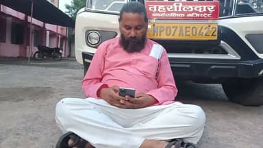 तहसीलदार की गाड़ी के आगे बैठे सरपंच संघ अध्यक्ष, जमानत न मिलने पर हंगामा
शिवपुरी। जिले के सिरसौद में सरपंच संघ के ब्लॉक अध्यक्ष अतर सिंह लोधी ने तहसीलदार ललित शर्मा की गाड़ी के आगे बैठकर विरोध प्रदर्शन किया। आरोप है कि एक प्रकरण में गिरफ्तार युवकों को जमानत नहीं दिए जाने से नाराज़ होकर उन्होंने यह कदम उठाया।
मौके पर काफी देर तक हंगामे और विरोध की स्थिति बनी रही। प्रदर्शन के दौरान सरपंच संघ के अन्य पदाधिकारी एवं समर्थक भी मौजूद रहे। बढ़ते विवाद के बीच तहसीलदार ने मामले पर पुनर्विचार किया और संबंधित युवकों की जमानत दे दी, जिसके बाद प्रदर्शन समाप्त हो गया।
घटना को लेकर क्षेत्र में काफी चर्चा रही। हालांकि, इस मामले में प्रशासन की ओर से विस्तृत आधिकारिक बयान सामने नहीं आया है।
लिए शुरू ऐप (Shuru App) डाउनलोड करें 👇🏻
https://shuru.co.in/dl/oFTUgT