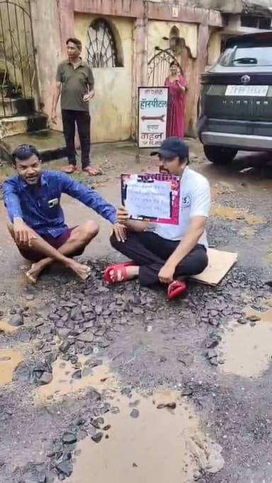 खासदारांच्या कार्यालयासमोरील रस्ता खड्ड्यात,खड्ड्यात बसून नगरसेवकांचा अनोखा आंदोलन!