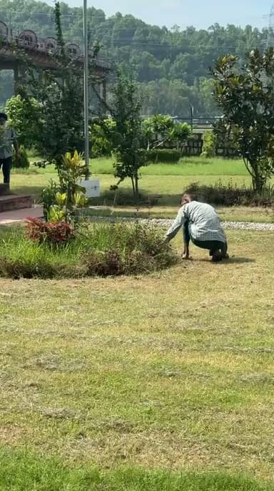 पांवटा के वन विहार पार्क को स्वच्छ, सुंदर और साफ रखने के लिए मॉर्निंग जॉगर्स क्लब के सदस्यों का सराहनीय प्रयास
=======
पांवटा साहिब के यमुना वन विहार पार्क
को स्वच्छ, सुंदर और साफ रखने के लिए
घास कटाई की जा रही है। ये काम द स्कॉलर्स’ होम स्कूल के सहयोग से किया जा रहा है। गौरतलब है इस पार्क की नियमित देखभाल एवं रखरखाव मॉर्निंग जॉगर्स क्लब, पांवटा साहिब के सदस्यों द्वारा किया जाता है।