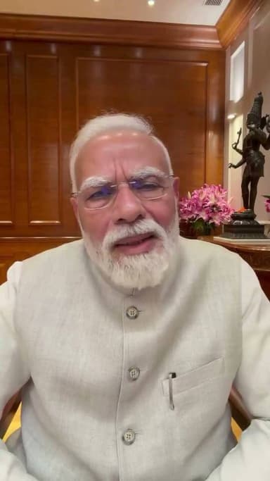 प्रधानमंत्री नरेंद्र मोदी ने सोशल मीडिया पर एक वीडियो शेयर किया।*'गालियां देने वाले बच्चों को मैं माफ करता हूं', जंतर-मंतर प्रोटेस्ट पर बोले PM मोदी*
प्रधानमंत्री नरेंद्र मोदी ने शुक्रवार देर रात एक बार फिर बड़ा मैसेज दिया. रात तकरीबन 11 बजे के बाद पीएम मोदी Instagram पर लाइव आए और Gen-Z को संबोधित किया. उन्होंने इस दौरान कहा कि मैं बच्चों को माफ करना चाहता हूं.
पीएम मोदी ने कहा- 'फ्रेंड्स. आज तो मन करता है बस आपसे ही बातें करूं. जंतर मंतर पर जो कुछ भी हुआ देश और दुनिया ने देखा है. कुछ शरारती बच्चों ने भद्दी भद्दी गालियां बोलीं, किसी भी सभ्य समाज को शोभा ना दे. ऐसे शब्दों का प्रयोग किया गया, मुझे तो गालियां दी गईं, मेरी स्वर्गीय माता को भी गालियां दी गईं.
न जाने कितना भद्दा स्वरूप था. लेकिन, मैं आज बात करना चाहता हूं कि बचपन में गलतियां होती हैं और बचपन में गलतियों से सुधरने का अवसर भी होता है और यही तो बचपना है. इसलिए मैं समाज के अंदर जो आक्रोश है उसको भली भांति समझ सकता हूं. एक कल्चरल शॉक है की हमारी बेटियां इस प्रकार की भाषा कैसे बोल सकती हैं?
प्रधानमंत्री ने आगे कहा कि, 'समय है इन बच्चों को गले लगा कर के राह दिखाने काम... ये गुमराह बच्चे है उनको राह दिखाना हमारा काम है. उनको सजा देना अदालतों के चक्कर कटवाना समाज में उनको प्रताड़ित करना इससे हम परिस्थितियाँ नहीं बदल पाएँगे मैं उन्हें माफ करना चाहता हूँ. समाज भी मेरी इस बात को स्वीकार करें, क्योंकि, मेरे मन में एक ही भाव है कभी कभी दांतों तले हमारी जीभ आ जाती है खून निकल आता है लेकिन हम दांत तोड़ते नहीं है क्योंकि दांत भी हमारे हैं, जीभ भी हमारी है.
पीएम मोदी ने कहा कि, ये बच्चे भी हमारे है, उन्हें राह दिखाना हमारा काम है, गुमराह को राह दिखाना कठिन होता है लेकिन कठिन कामों को करना है. इसलिए आओ मैं इन बच्चों को कहता हूं कि बच्चों आओ हम देश के लिए साथ मिलकर आगे बढ़े. कुछ नया सीखें. गलतियों से भी सीखें. अपने सपनों को लेकर के चल पड़ें. देश बहुत आगे बढ़ रहा है, आगे बढ़ने वाला है और आपका भी आगे बढ़ना निश्चित हो. यही मेरा सपना है. मैं आपके लिए जीता हूं. आपके उज्ज्वल भविष्य के लिए खपता हूं. आओ हम मिलकर के देश को आगे बढ़ाए. बहुत बहुत धन्यवाद दोस्तों. बस आओ गलतियों से सीखो और आगे बढ़ो.'
बता दें कि पीएम मोदी के इस वीडियो मैसेज को जंतर मंतर पर प्रोटेस्ट के दौरान हुए गाली-गलौज से ही जोड़कर देखा जा रहा है. इससे जुड़े ही एक मामले में 25 साल की युवती रुचिका के खिलाफ नोएडा में जीरो FIR दर्ज हुई थी. इसे लेकर सोशल मीडिया पर बहस छिड़ी हुई है.
ये मामला 23 जुलाई 2026 का है. उस दिन दिल्ली के जंतर-मंतर पर नीट पेपर लीक के विरोध में बड़ी संख्या में छात्र और युवा प्रदर्शन कर रहे थे. इसी प्रदर्शन के दौरान रुचिका सिंह नाम की युवती का एक वीडियो सामने आया, जिसमें वह प्रधानमंत्री नरेंद्र मोदी के खिलाफ कथित तौर पर आपत्तिजनक और अभद्र टिप्पणी करती दिखाई दी. वीडियो सोशल मीडिया पर तेजी से वायरल हुआ, जिसके बाद इस पर कानूनी कार्रवाई की मांग उठने लगी. शिकायतकर्ता ने आरोप लगाया कि युवती द्वारा इस्तेमाल की गई भाषा प्रधानमंत्री के संवैधानिक पद की गरिमा के खिलाफ है और इससे समाज में वैमनस्य फैलने तथा सार्वजनिक शांति भंग होने की आशंका पैदा होती है.