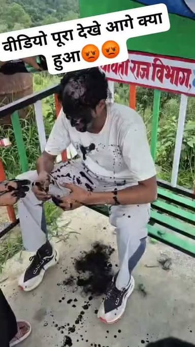 ⬇️युवतियों से कथित छेड़छाड़ का आरोप, ग्रामीणों ने किया हस्तक्षेप⬇️
नैनीताल जिले की ग्राम पंचायत सतौली का एक मामला सामने आया है। बताया जा रहा है कि कुछ युवकों द्वारा एक युवती को कथित रूप से परेशान करने की कोशिश की गई। घटना की जानकारी मिलने पर ग्रामीणों ने हस्तक्षेप करते हुए संबंधित युवकों को पकड़ लिया।
महिलाओं की सुरक्षा से जुड़े मामलों में समय पर और कानूनी तरीके से कार्रवाई होना अत्यंत आवश्यक है। ऐसे मामलों में कानून का पालन करते हुए दोषियों के विरुद्ध उचित कार्रवाई की जानी चाहिए।