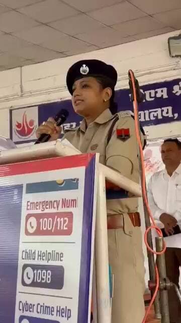 सशक्त नारी-सुरक्षित समाज' का संदेश दिया, हेल्पलाइन और साइबर सुरक्षा की जानकारी दी