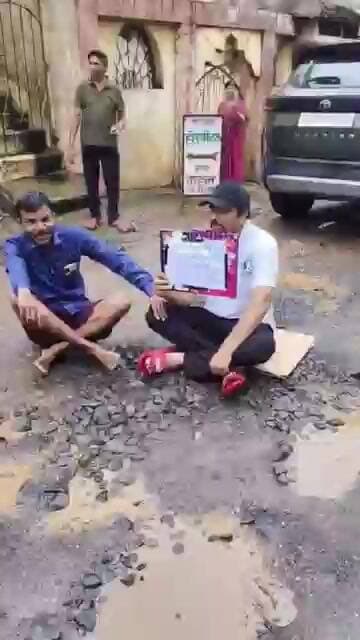 खासदारांच्या कार्यालयासमोरील रस्ता खड्ड्यात,खड्ड्यात बसून नगरसेवकांचा अनोखा आंदोलन!