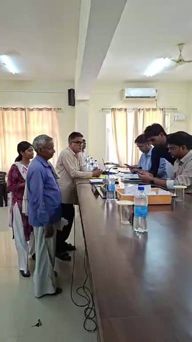 जसवंत नगर के मॉडल तहसील में आयोजित संपूर्ण समाधान दिवस में आये फरियादियों को सुनते अधिकारीगढ़......