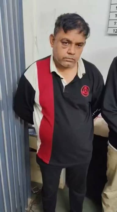 दिल्ली पुलिस की विशेष टीम के अधिकारी/कर्मचारी बनकर फ्लैट में रेड करने, बंधक बनाकर 25 लाख रुपये की रंगदारी मांगने वाले गिरोह की 1 महिला सहित कुल 4 आरोपी गिरफ्तार।
कब्जा से दिल्ली पुलिस के 3 फर्जी पहचान-पत्र बरामद।
गुरुग्राम, गौरव गर्ग, 31 जुलाई । 29/30 जुलाई की रात्रि को पुलिस थाना खेड़की दौला, गुरुग्राम की पुलिस टीम को अंसल हाइट्स सोसायटी, सेक्टर-86, गुरुग्राम में लड़ाई-झगड़ा होने की सूचना प्राप्त हुई। सूचना प्राप्त होते ही पुलिस टीम तत्काल घटनास्थल पर पहुंची, जहां शिकायतकर्ता ने 3 व्यक्तियों व 1 महिला को पुलिस के हवाले करते हुए एक लिखित शिकायत दी।
शिकायतकर्ता ने अपनी लिखित शिकायत में बताया कि यह अपने साथियों के साथ फ्लैट पर गेट-टुगेदर पार्टी कर रहा था। इसी दौरान एक महिला अपने 5 अन्य साथियों के साथ फ्लैट में जबरन घुस गई। सभी ने स्वयं को दिल्ली पुलिस का कर्मचारी बताते हुए फ्लैट में रेड करने की बात कही। इसके बाद उन्होंने इसको (शिकायतकर्ता) व उसके साथियों को बंधक बनाकर इनके साथ मारपीट की तथा उनके विरुद्ध मुकदमा दर्ज कराने की धमकी देकर 25 लाख रुपये की रंगदारी की मांग की। इसके उपरांत ऋषि नामक व्यक्ति ने इसके एक साथी सागर को अपनी गाड़ी में बैठाकर रुपये लेने के लिए ले गया, जबकि अन्य व्यक्ति इसे व इसके साथियों को फ्लैट में बंधक बनाए रखकर जान से मारने की धमकी देते रहे। इसके साथी सागर को उन व्यक्तियों पर शक होने पर उसने अपने अन्य साथियों को अपनी लोकेशन भेज दी। इसके बाद इनके अन्य साथी मौके पर पहुंचे और 4 व्यक्तियों को पकड़कर पुलिस के हवाले कर दिया, जबकि ऋषि नामक व्यक्ति मौके से फरार हो गया। प्राप्त शिकायत के आधार पर पुलिस थाना खेड़की दौला, गुरुग्राम में संबंधित धाराओं के तहत अभियोग अंकित किया गया।
पुलिस थाना खेड़की दौला, गुरुग्राम की पुलिस टीम ने उपरोक्त अभियोग में त्वरित कार्यवाही करते हुए 30 जुलाई को 1 महिला सहित कुल 4 आरोपियों को गुरुग्राम से गिरफ्तार किया। आरोपियों की पहचान सतविन्द्र (उम्र-46 वर्ष) निवासी विजय नगर, जिला रोहतक (हरियाणा), टीनू (उम्र-42 वर्ष) निवासी शिव विहार, जिला रोहतक (हरियाणा), नवीन (उम्र-40 वर्ष) निवासी गांव गढ़ी खेड़ी, जिला रोहतक (हरियाणा) तथा स्नेहा उर्फ सना (उम्र-21 वर्ष) निवासी आर्य नगर, जिला रोहतक (हरियाणा) के रूप में हुई।
प्रारंभिक पुलिस पूछताछ में आरोपियों ने बताया कि इनके फरार साथी ऋषि ने इन्हें उपरोक्त अभियोग में शिकायतकर्ता के बारे में जानकारी दी थी कि वह संपन्न परिवार से है तथा अपने साथियों के साथ पार्टी करता है। इसके बाद सभी ने फर्जी दिल्ली पुलिस की विशेष टीम के अधिकारी बनकर शिकायतकर्ता के फ्लैट पर रेड करने, उन्हें बंधक बनाकर डराने-धमकाने तथा 25 लाख रुपये की रंगदारी मांगने की योजना बनाई। योजना के अनुसार ऋषि ही आरोपियों को रोहतक से गुरुग्राम लेकर आया था। महिला आरोपी ने फ्लैट की घंटी बजाई और दरवाजा खुलते ही सभी आरोपी फ्लैट के अंदर घुस गए। आरोपियों ने स्वयं को दिल्ली पुलिस का अधिकारी/कर्मचारी बताकर शिकायतकर्ता व उसके साथियों को अवैध गतिविधियों में शामिल होने का भय दिखाया तथा मुकदमा दर्ज कराने की धमकी देकर 25 लाख रुपये की रंगदारी की मांग की। रुपये लेने के लिए ऋषि नामक आरोपी शिकायतकर्ता के साथी सागर को अपने साथ ले गया, लेकिन सागर को उस पर सन्देश हुआ तो सागर ने अपने साथियों को अपनी लोकेशन भेजने के बाद जब ऋषि से पूछताछ करने का प्रयास किया गया तो वह घबरा गया और अपनी स्विफ्ट कार में अपने साथियों सहित मौके से फरार हो गया।
पुलिस टीम ने आरोपियों के कब्जा से दिल्ली पुलिस के 3 फर्जी पहचान-पत्र बरामद किए हैं। पूछताछ में आरोपियों ने बताया कि उक्त फर्जी पहचान-पत्र उन्हें उनके फरार साथी ऋषि द्वारा उपलब्ध कराए गए थे।
पुलिस टीम द्वारा उपरोक्त आरोपियों को 31 जुलाई को माननीय अदालत में पेश किया गया, जहां से महिला आरोपी स्नेहा उर्फ सना को न्यायिक हिरासत में भेज दिया गया, जबकि आरोपी सतविन्द्र, टीनू एवं नवीन को 4 दिन के पुलिस रिमांड पर लिया गया।
पुलिस टीम द्वारा आरोपियों से गहन पूछताछ करके मामले में अन्य आरोपियों की संलिप्तता, फरार आरोपी ऋषि,फर्जी पहचान-पत्र उपलब्ध कराने वाले व्यक्तियों तथा घटना में प्रयुक्त अन्य साक्ष्यों के संबंध में विस्तृत अनुसंधान किया जा रहा है। अभियोग का अनुसंधान जारी है।