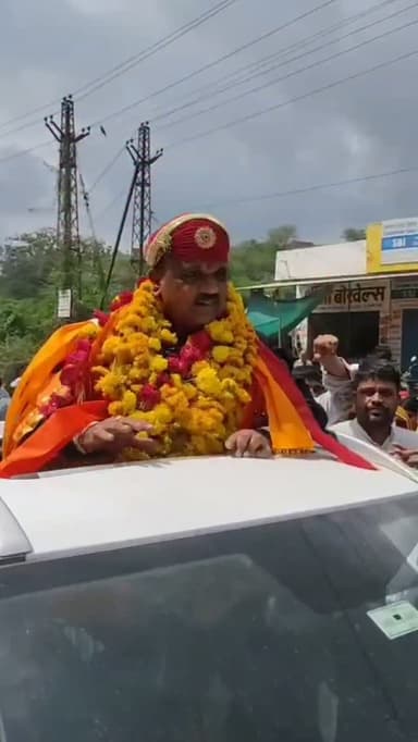 गाजे बाजे के साथ हुई एक प्रधानाध्यापक की विदाई, भावुक हुए विद्यार्थी और ग्रामीणजन
उदयपुर. इन नन्ही नन्ही आंखों से छलकते आंसू एक प्रधानाध्यापक के प्रेम और वात्सल्य को प्रकट कर रहे थे, यह दृश्य था उदयपुर जिला मुख्यालय से 20 किमी दूर ईसवाल के रेबारियो की ढाणी राजकीय उच्च प्राथमिक विद्यालय का। जहां प्रधानाध्यापक पुष्पकांत व्यास का सेवानिवृत्ति समारोह उत्सव के रूप में मनाया गया। प्रधानाध्यापक व्यास अपनी 38 वर्ष की गौरवमयी सेवा के तहत पिछले 17 वर्षों से इसी विद्यालय में सेवारत थे जिनका यहां के ग्रामीणजन और विद्यार्थियों से विशेष लगाव हो गया था और स्थानीय जनप्रतिनिधि व ग्रामीणों के प्रयास और सहयोग से एक वृक्ष के नीचे संचालित होने वाले विद्यालय के लिए अत्याधुनिक सुविधाओं से युक्त भवन तैयार करवाने में प्रधानाध्यापक व्यास की विशेष भूमिका रही। उनके इस रोल मॉडल को राज्य स्तर पर भी सराहा गया। विद्यालय से गाजे बाजे से दी विदाई के दौरान हुजूम